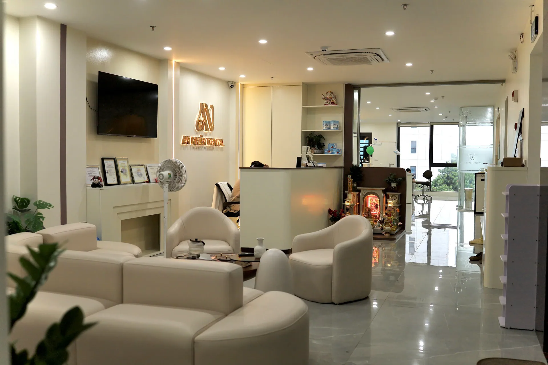 Không gian lễ tân và khu chờ tại An Nhiên Dental