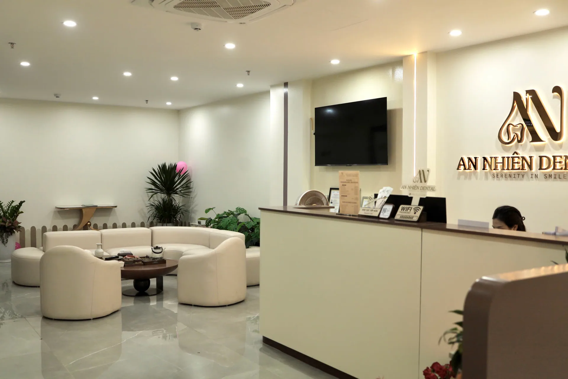 Quầy lễ tân với nhận diện An Nhiên Dental