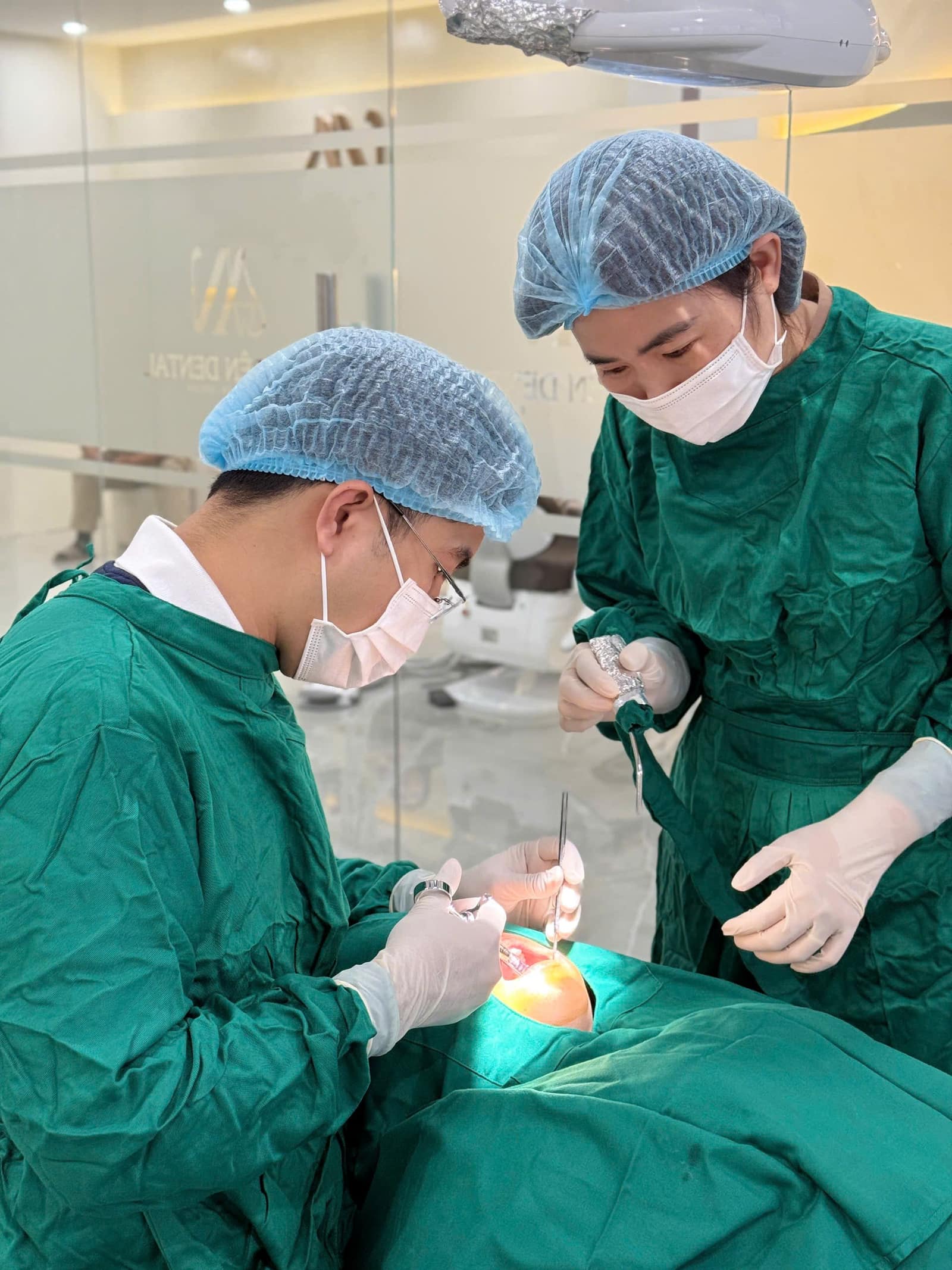 An Nhien Dental clinical team working together during treatment